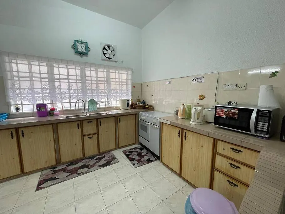 4Br 2Storey Terrace Homestay At Bukit Jambul By Sk Vacation Homes Bayan Lepas 0*,